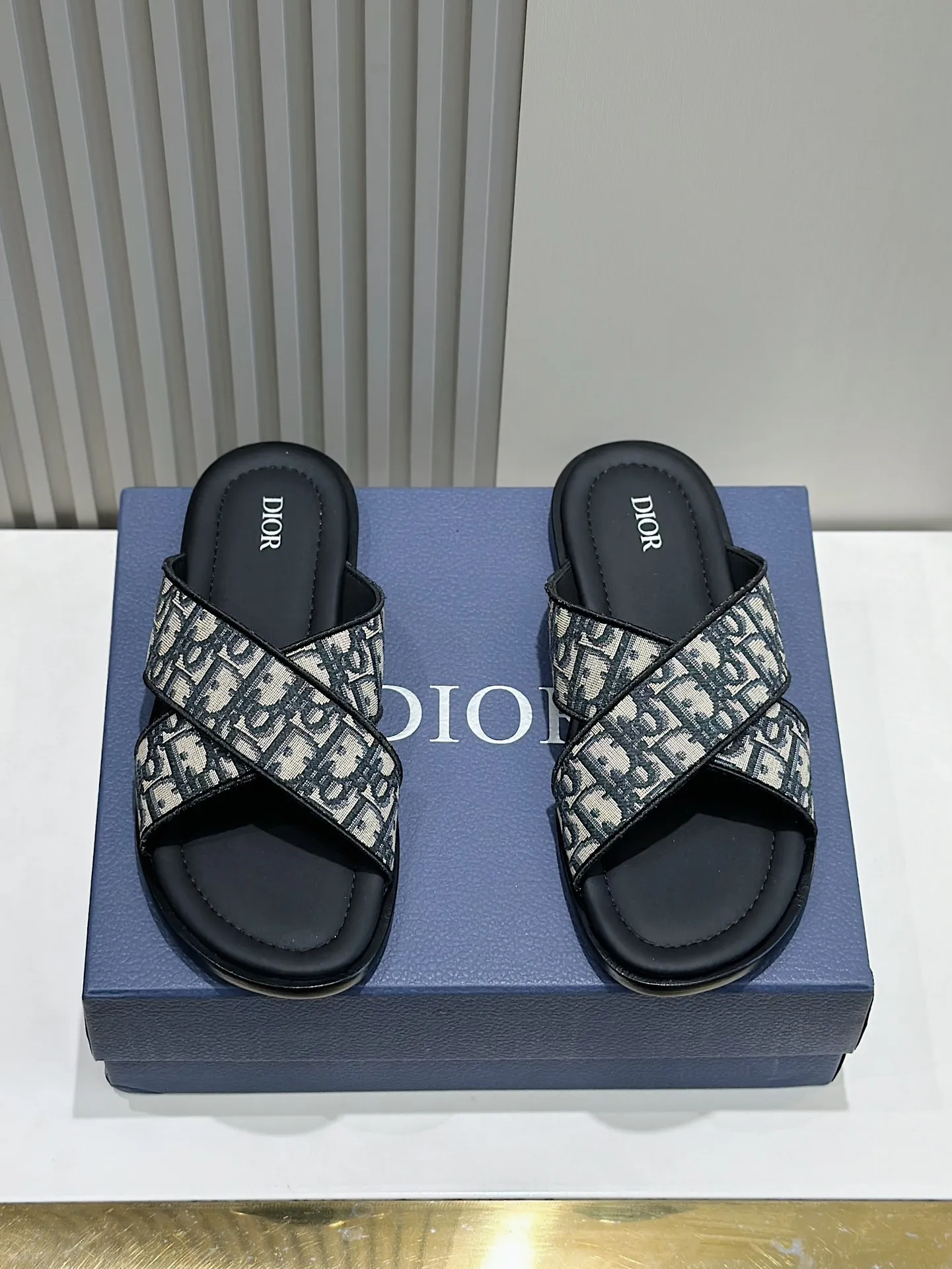 P320【DIOR】💰Size39-44 (38.45 custom-made) 2024ss Dior’s latest men’s slippers are a must-have. Dior Alias ​​Men's Genuine Leather Slippers This summer new Alias ​​sandal embodies a casual and elegant style. Carefully crafted from grained cow leather and Oblique printed fabric, with cowhide lining! Cross-strap design with metal-clad brass CD Diamond logo. The imported cowhide leather and rubber sole adds sophistication and comfort, while Oblique print-effect anti-slip panels add style.